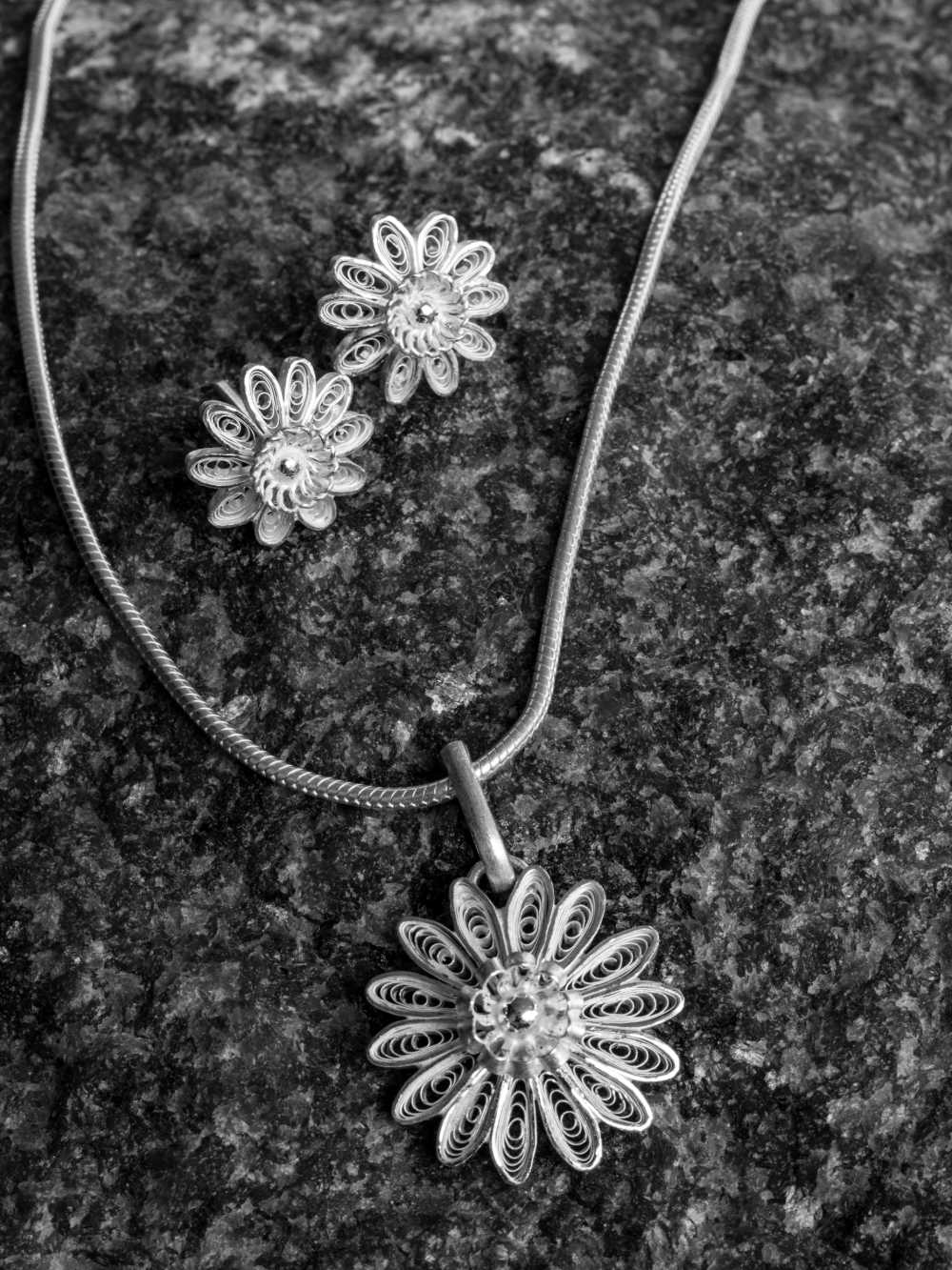 BIGフローラルPendant Silver925 Silver Pendant online for women | Silverlinings | Handmade Filigree