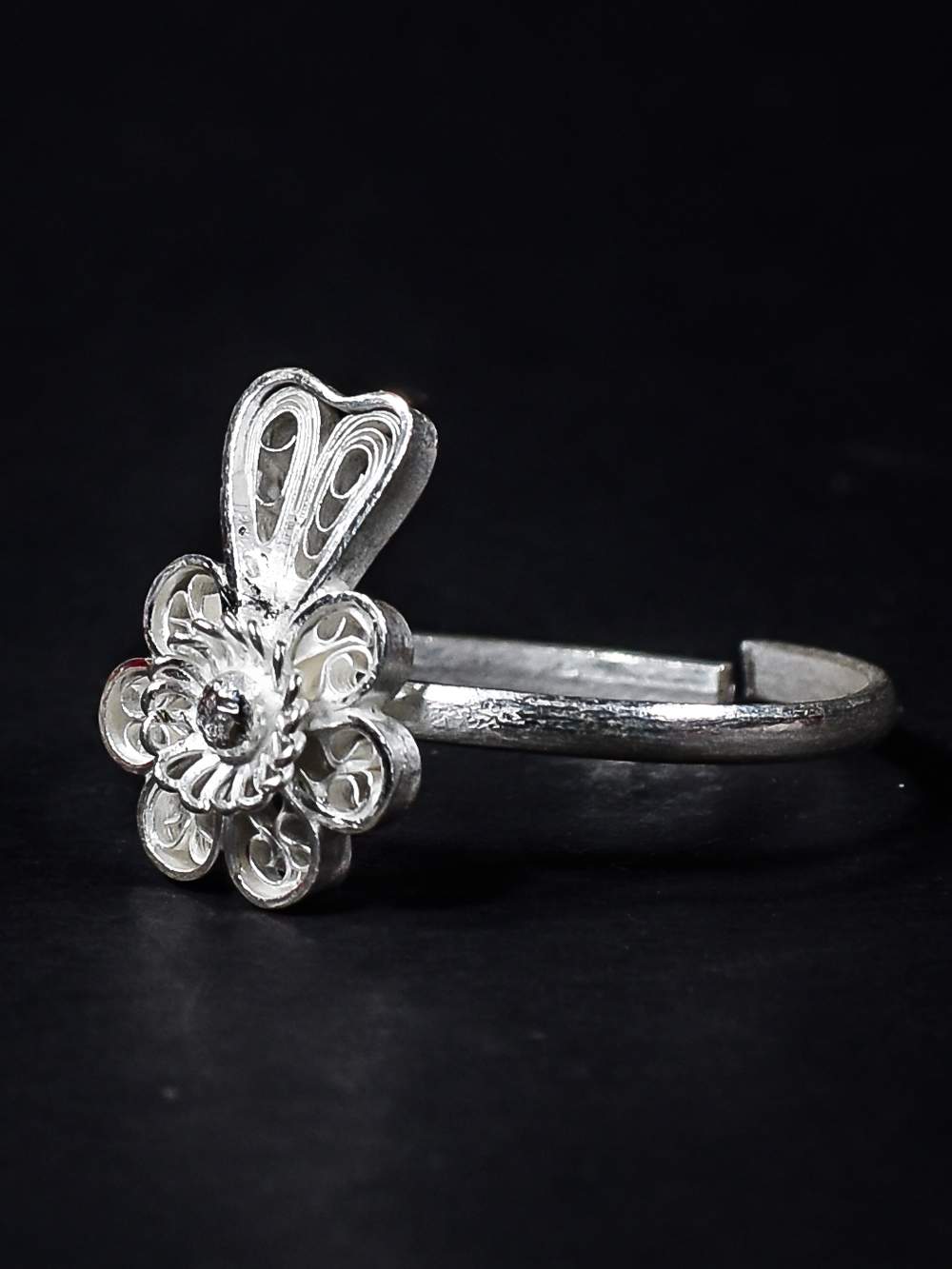 Petite WOme Ring