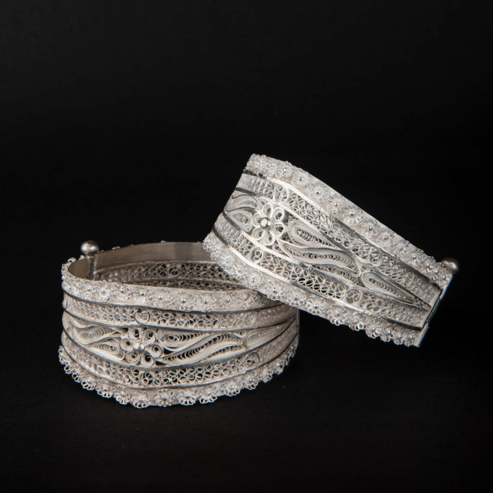
                      
                        Chic Bangles
                      
                    