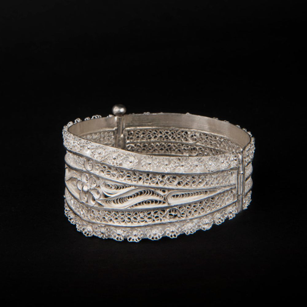 
                      
                        Chic Bangles
                      
                    