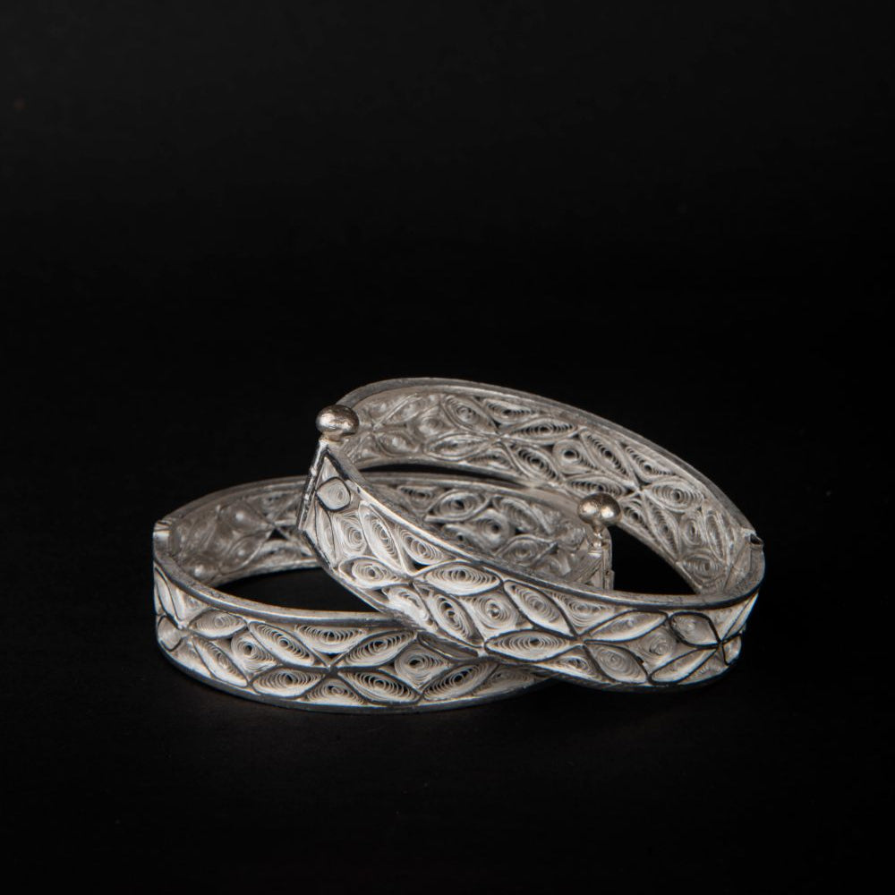 
                      
                        Chic bangles
                      
                    