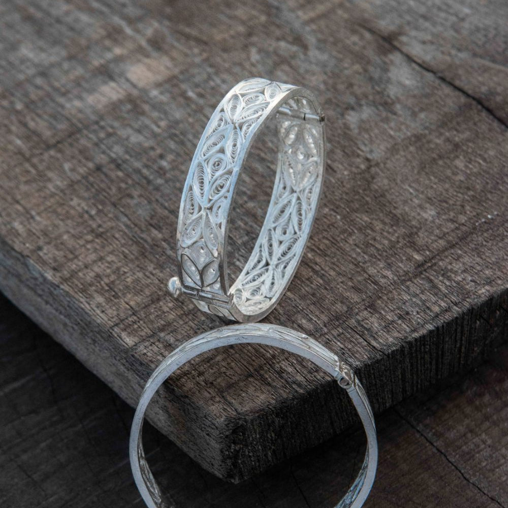 
                      
                        Chic bangles
                      
                    
