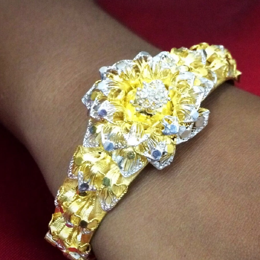 
                      
                        Bracelets in Silver    
                      
                    