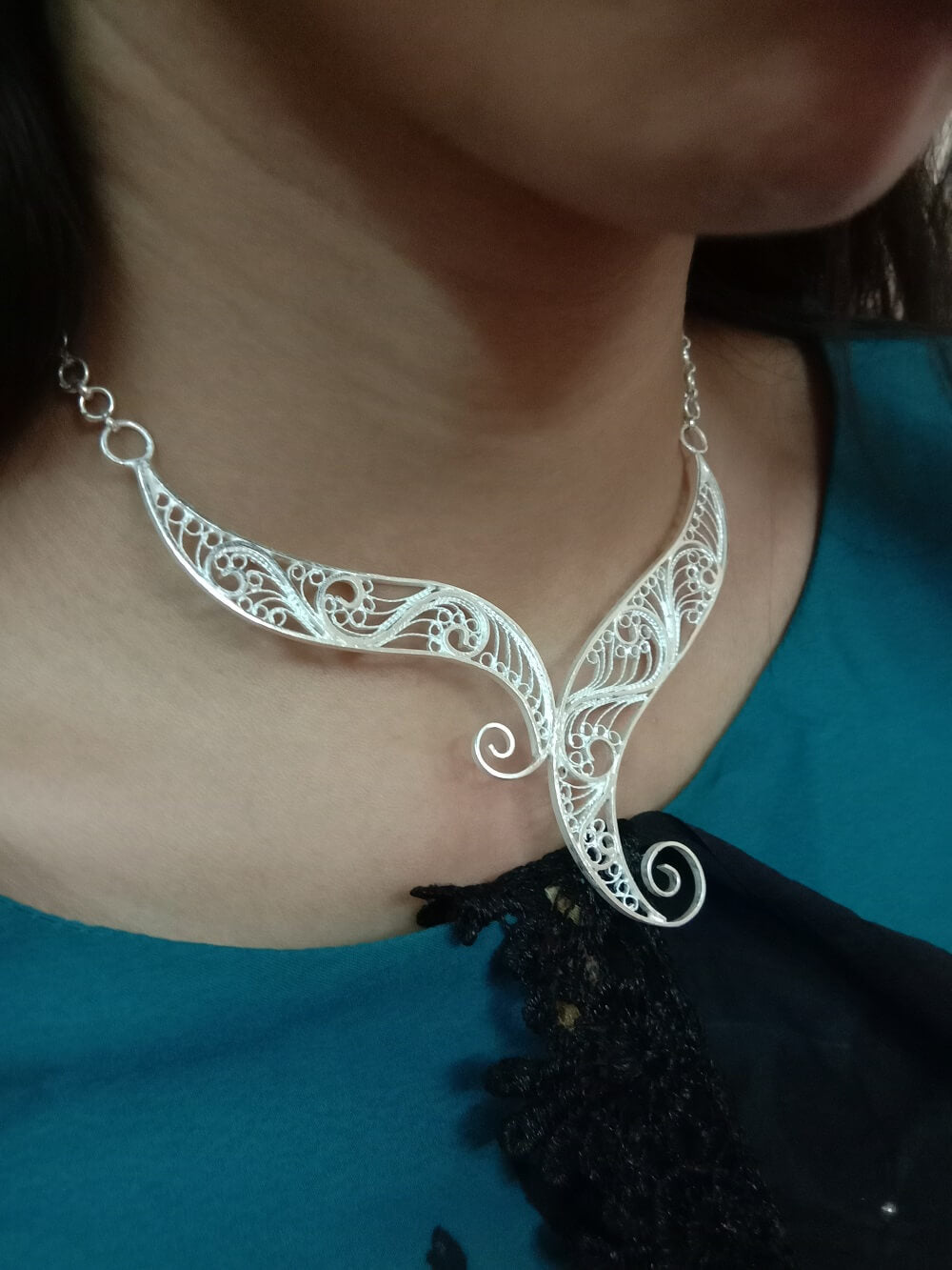 Feathered silver choker