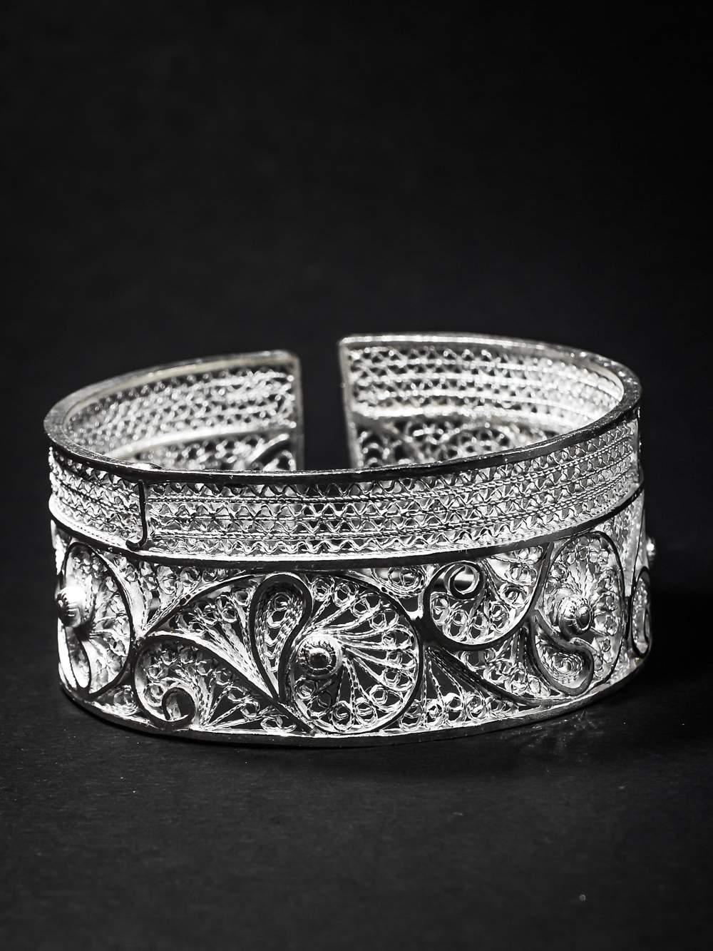 Difference Between Bangle, Cuff & Chain Bracelet - Eleganzia Jewelry