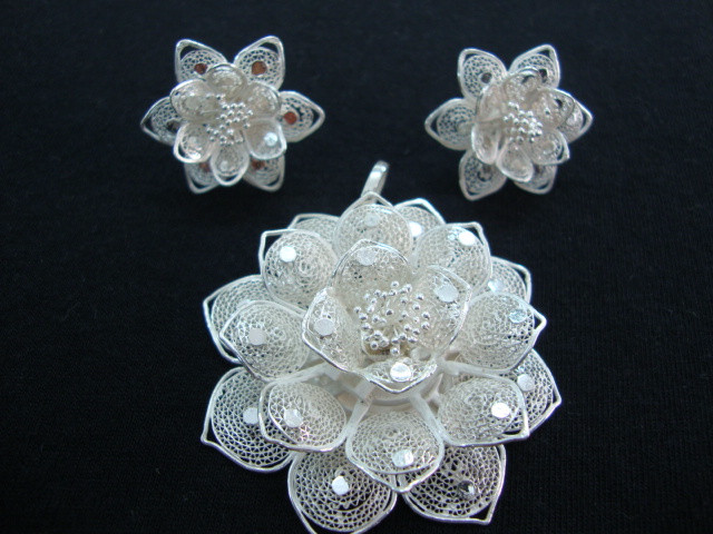 
                      
                        Silver Pendant set
                      
                    