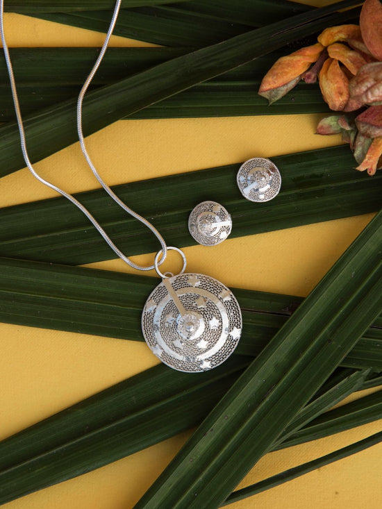 Load image into Gallery viewer, silver pendants for women online | Handmade with filigree art
