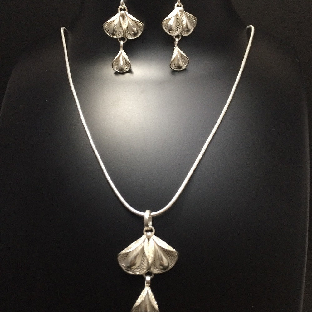 
                      
                        Silver Pendant set
                      
                    