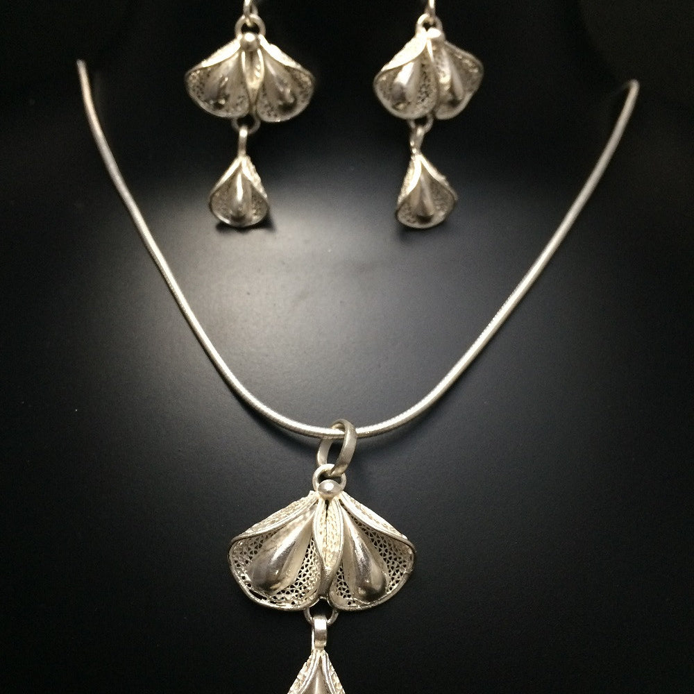 
                      
                        Silver Pendant set
                      
                    