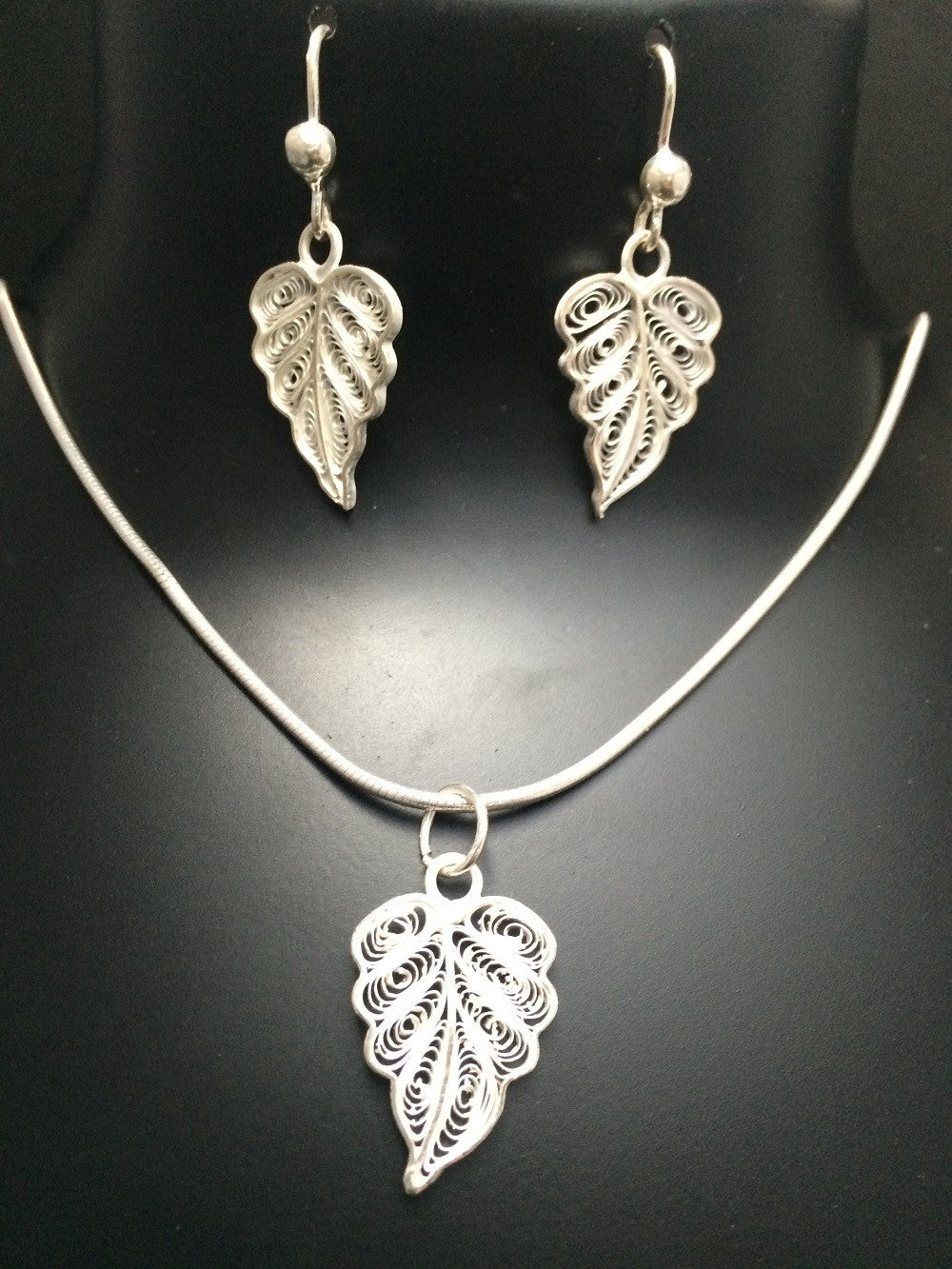 Load image into Gallery viewer, Silver Filigree Pendant Set Leaf PD115 - SilverLinings.in - 4
