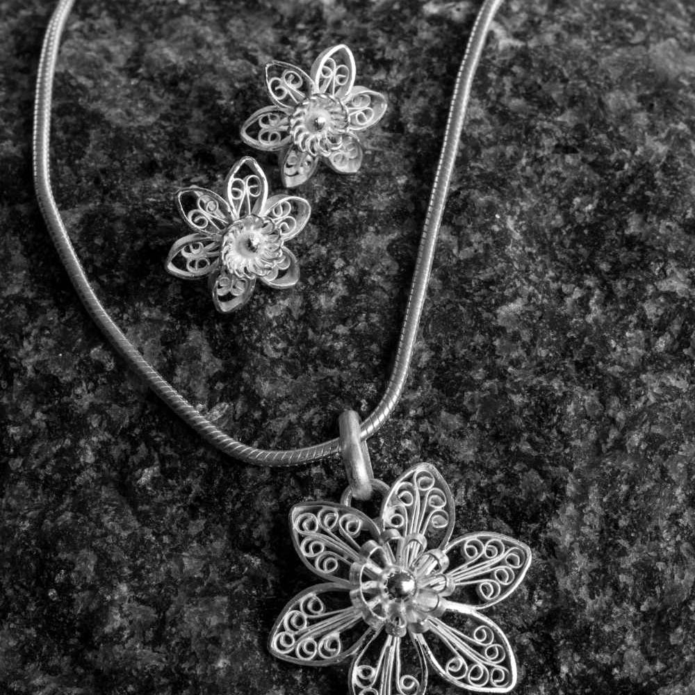 
                      
                        Flower pendant
                      
                    