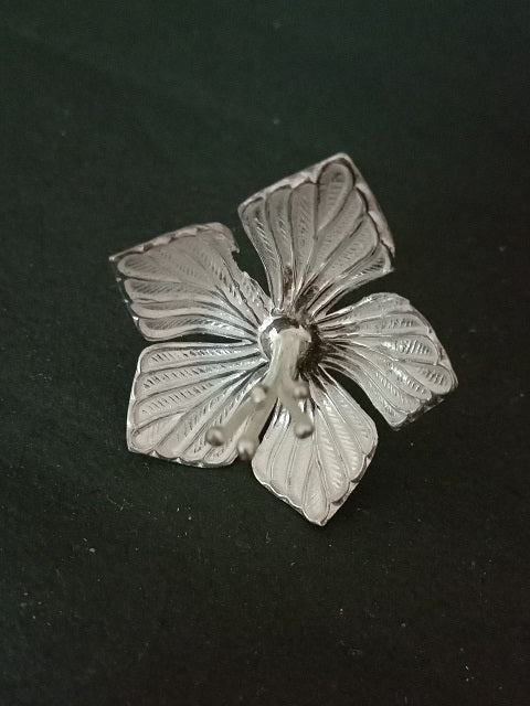 
                      
                        Silver Jaswand Flower
                      
                    