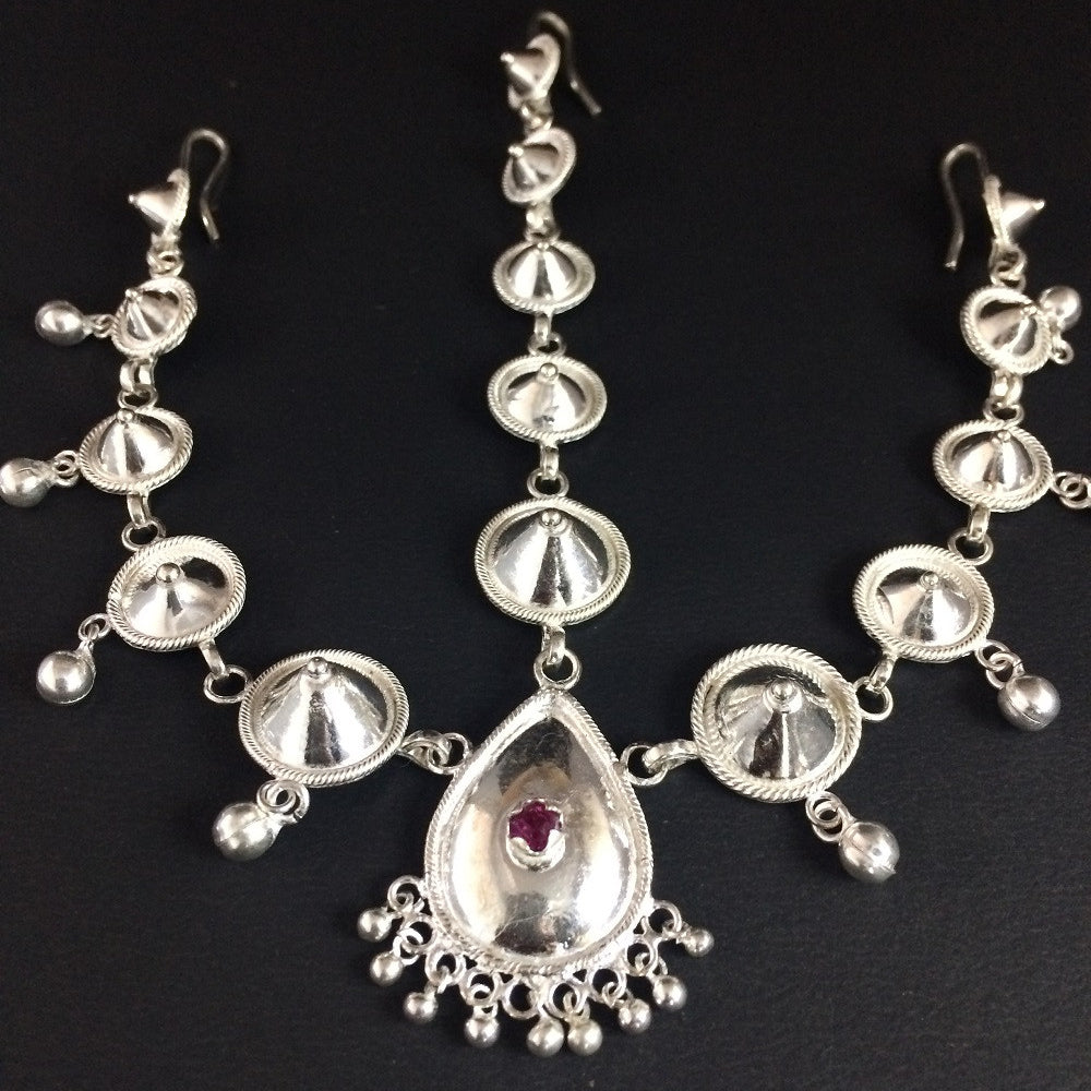 
                      
                        Silver Maang Tikka
                      
                    