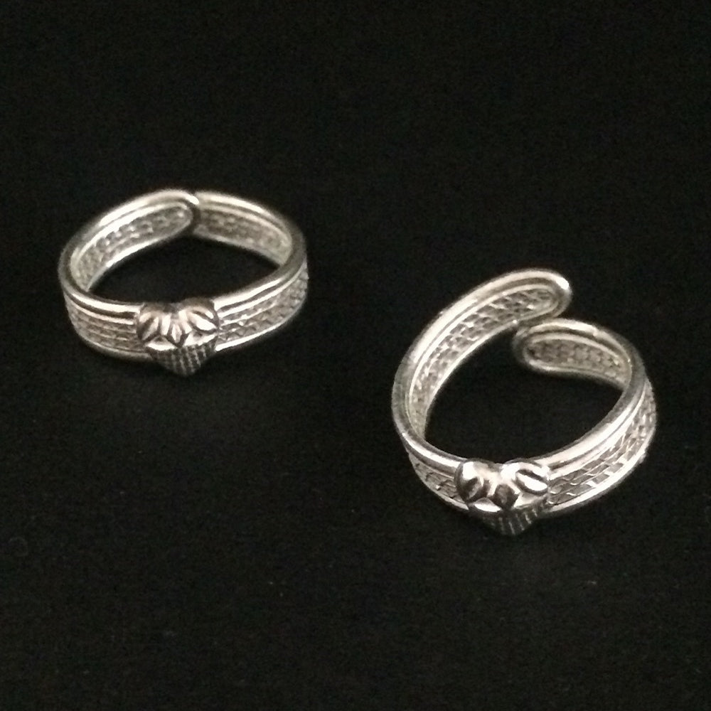 
                      
                        Silver Toe rings
                      
                    
