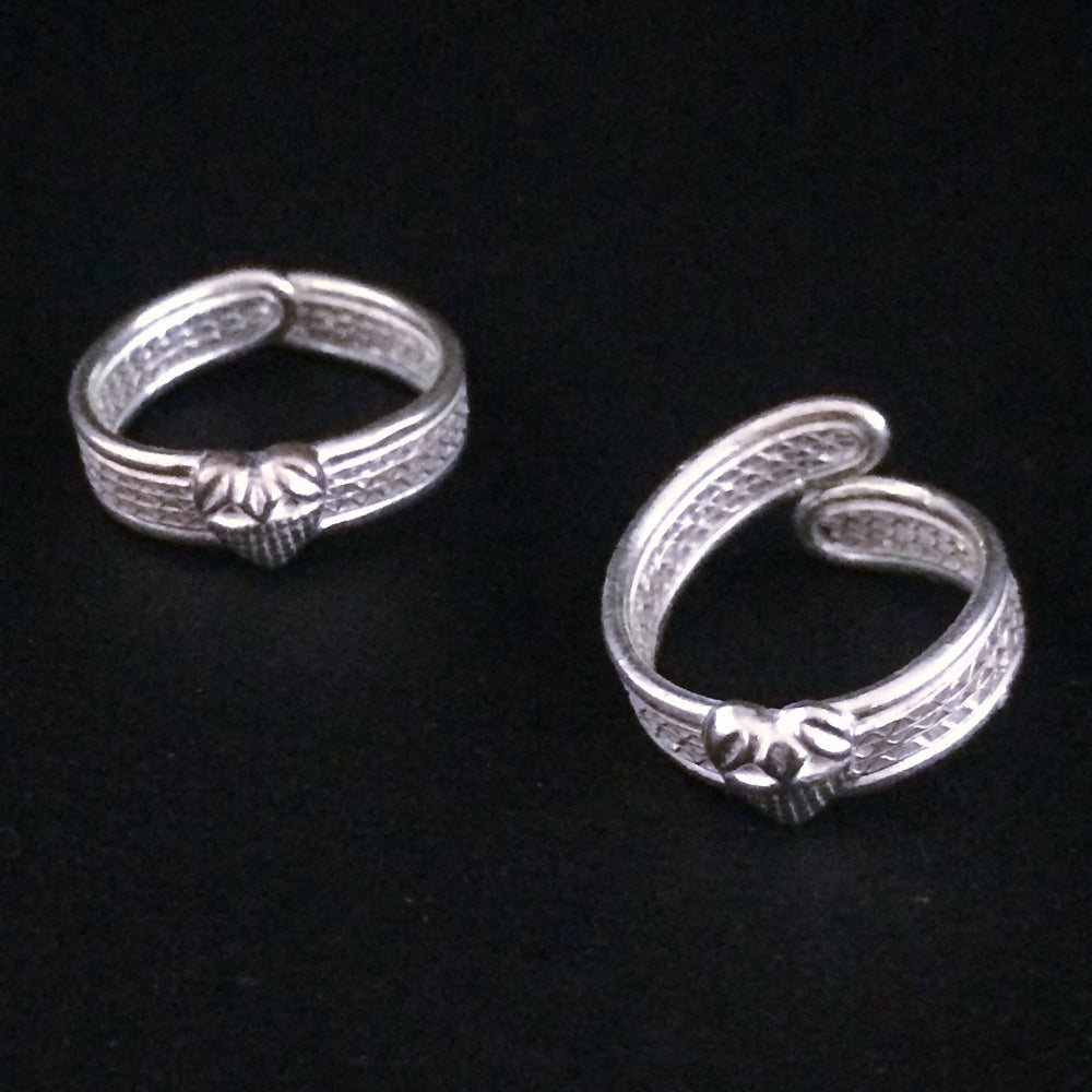 
                      
                        Silver Toe rings
                      
                    