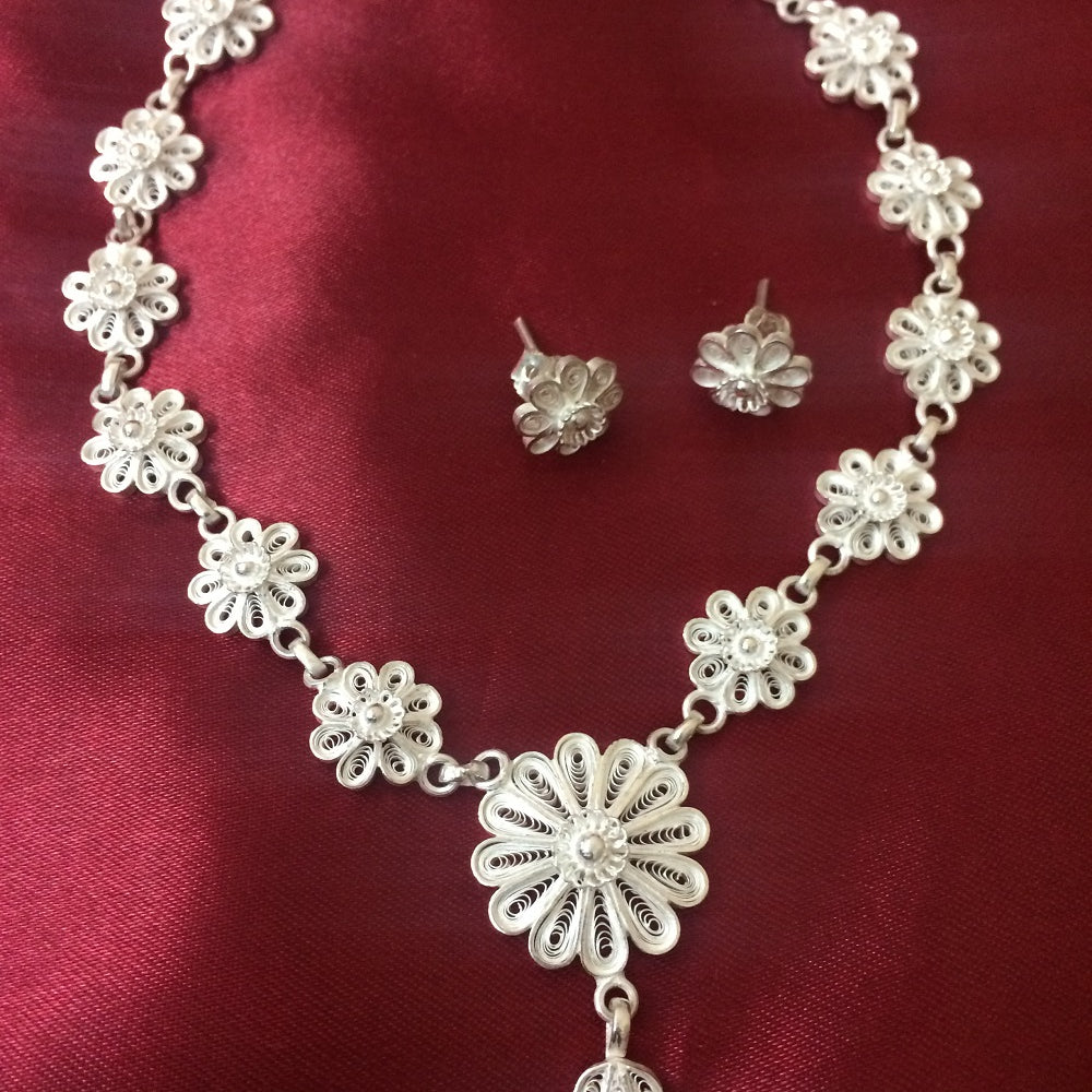 
                      
                        Silver jewelry necklace   
                      
                    