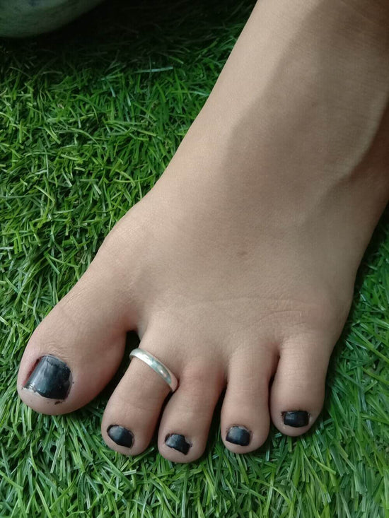Load image into Gallery viewer, Band Toe cum Thumb Ring Single
