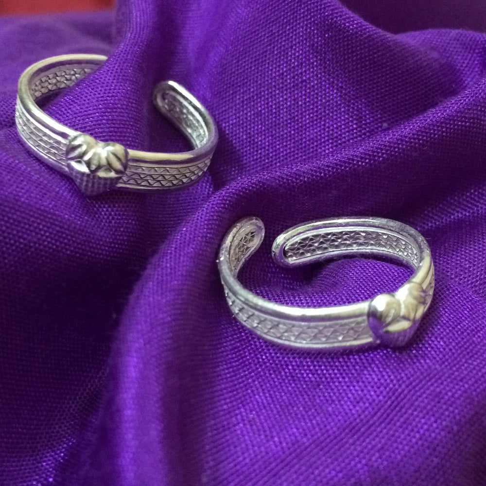 
                      
                        Silver Toe rings
                      
                    