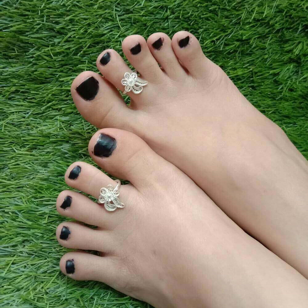 
                      
                        Trendy Toe Rings
                      
                    