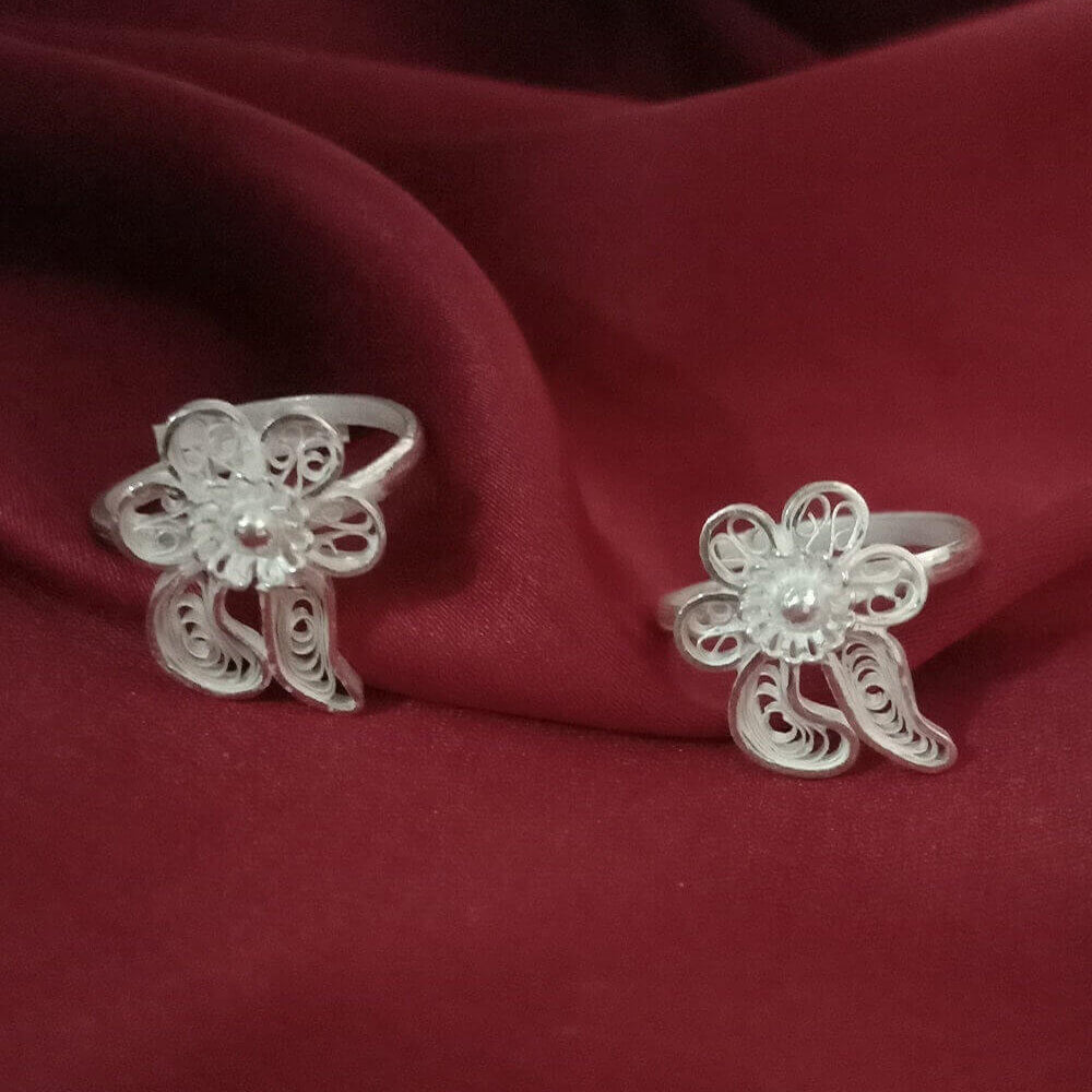 
                      
                        Trendy Toe Rings
                      
                    