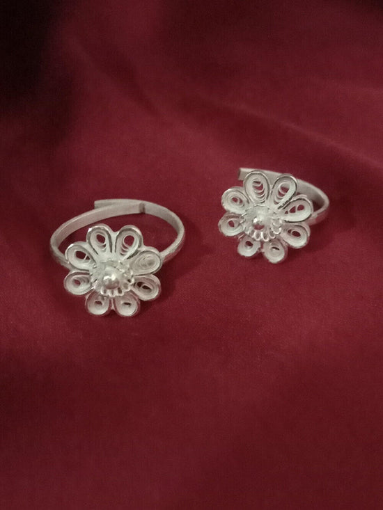 Load image into Gallery viewer, Silver Filigree Rings
