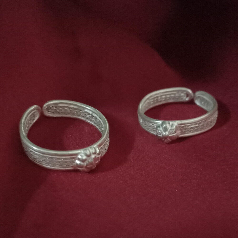 
                      
                        Chic Toe Rings
                      
                    